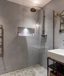 Дизайн ванной комнаты с бронзовыми смесителями