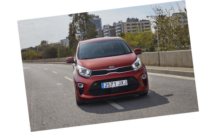 Один из самых просторных городских автомобилей, Picanto - одна из наших любимых моделей в классе. К сожалению, вам нужно хорошо подумать, если вы хотите, чтобы более мощный двигатель или тонкости, такие как кондиционер или Bluetooth, были учтены для вашего комфорта. Тем не менее Picanto дешево стоит, в зависимости от того, какую версию вы ищите, и семилетняя гарантия в 100 000 миль обеспечит реальное спокойствие для экономичного покупателя автомобиля. Пятидверный Picanto имеет место для четырех взрослых - что вполне достойно - и бак приличного размера, что делает его идеальным городским автомобилем.