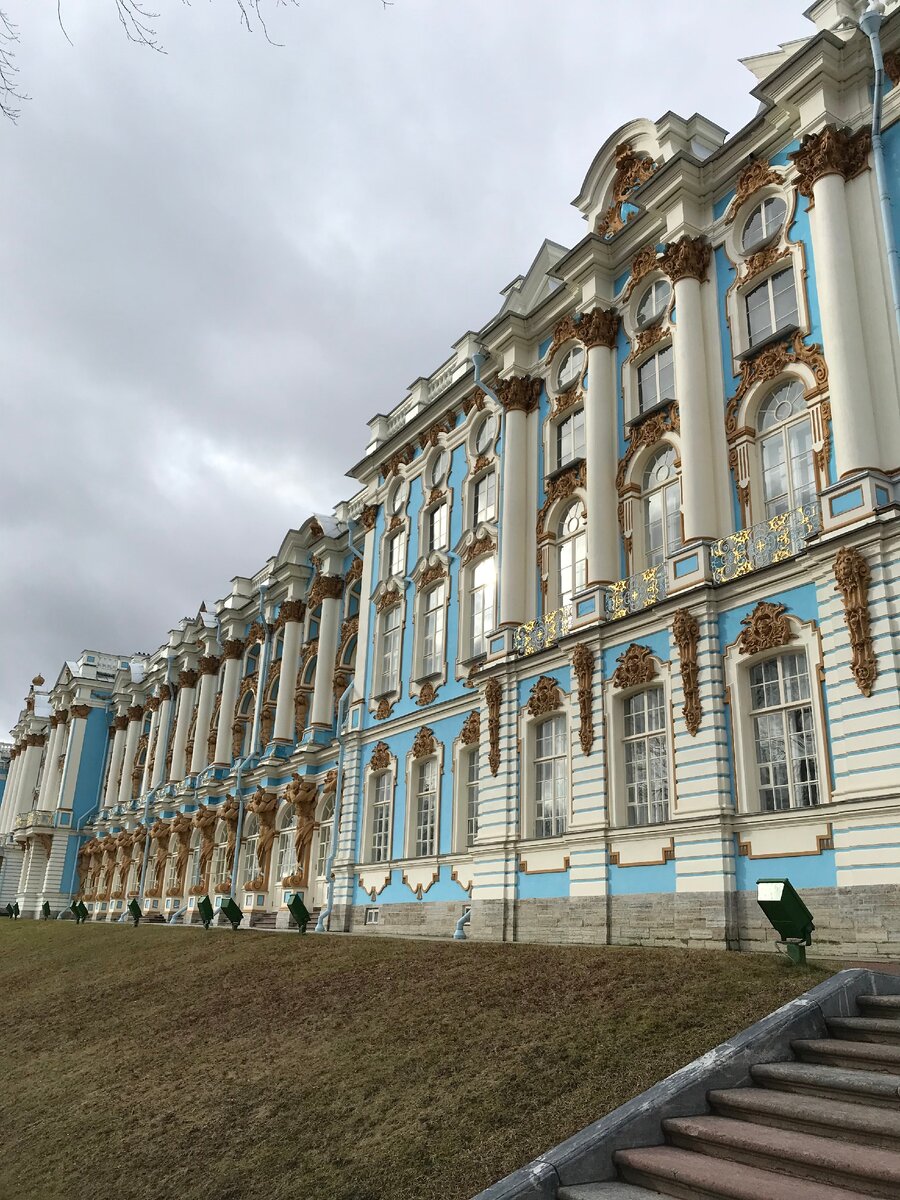 Если будете в Санкт-Петербурге несколько дней, то советую съездить в Пушкин!
Автобус идёт, буквально пол часа, ну максимум - 40 мин. Но зато, тут есть два дворца и два роскошный парка! Екатерининский и Александровский. Александровский дворец пока закрыт на реставрацию, но открыт Екатерининский, со знаменитой янтарной комнатой и два парка тоже открыты.