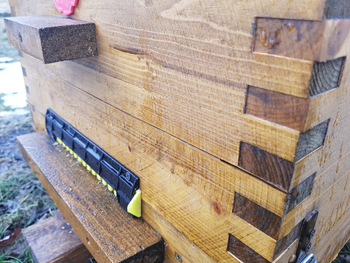 А на этом фото доска треснула прямо по середине, но трещина поверхностная.