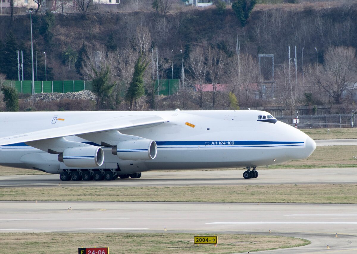 Антонов Ан-124-100 "Руслан", RA-82013 в аэропорту Сочи