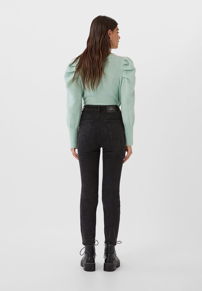 Удачный крой всего за 1799 рублей. https://www.stradivarius.com/ru/