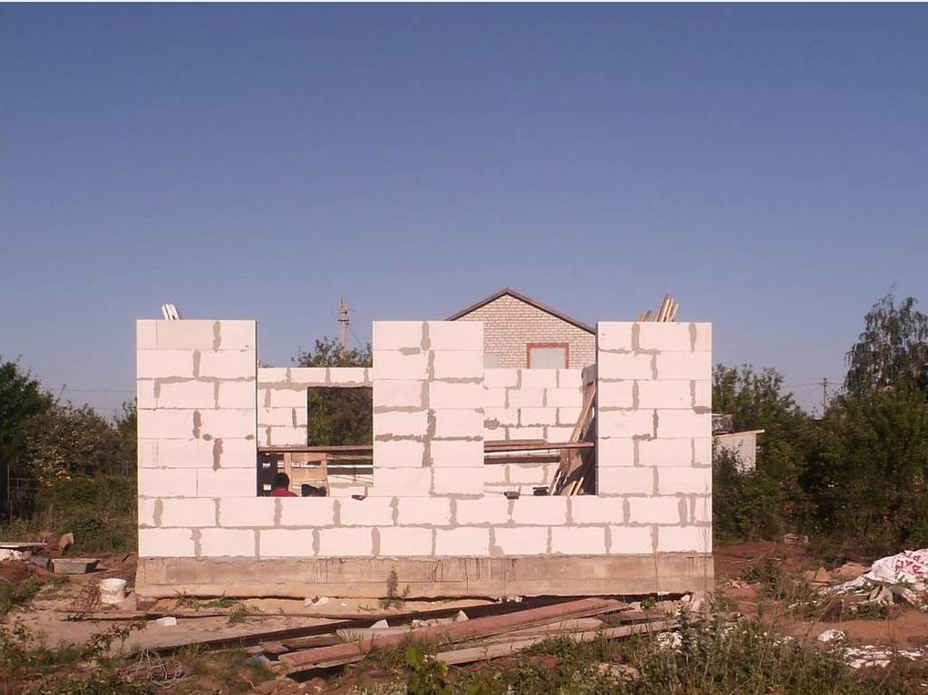 Наш дом! Почему такие широкие швы?  А это, когда в ведре оставался клей в конце дня, мы его вымазывали, чтоб уж точно не дуло в будущем.