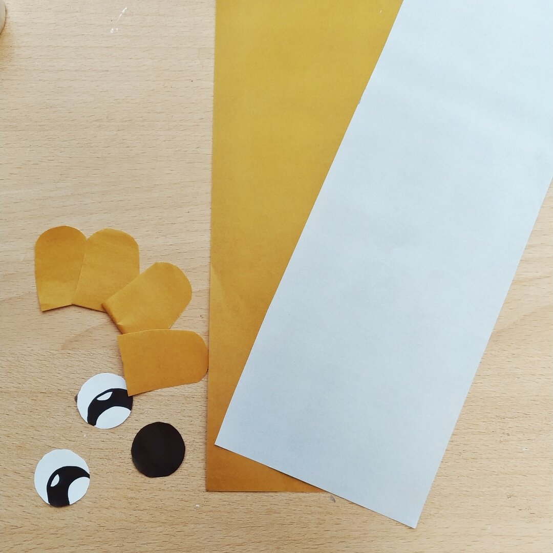 Очень простая и милая поделка, которую смогут сделать дети от 4 — х лет!
  Материалы: цветная бумага, ножницы, клей, фломастеры. Как сделать:
 Для начала нам нужно сделать заготовки для поделки.-1-2