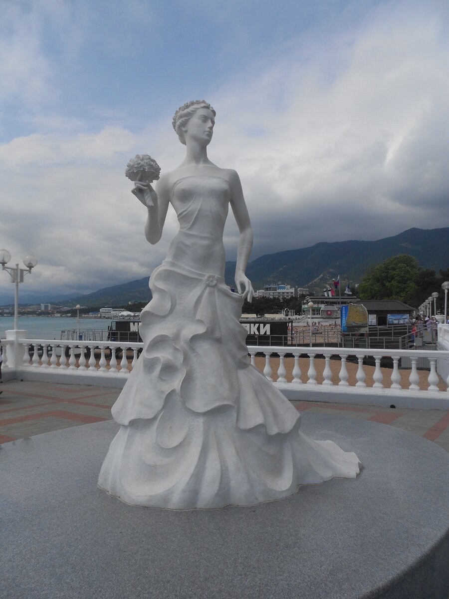 Скульптура "Белая невесточка"  г. Геленджик