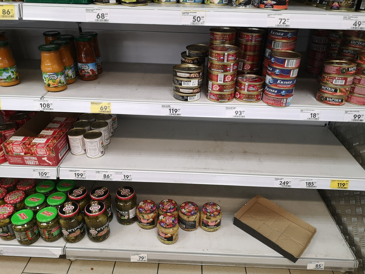 Несмотря на заверения чиновников, что перебоев с продуктами не будет, ажиотаж не спадает. Свежие фотографии из…