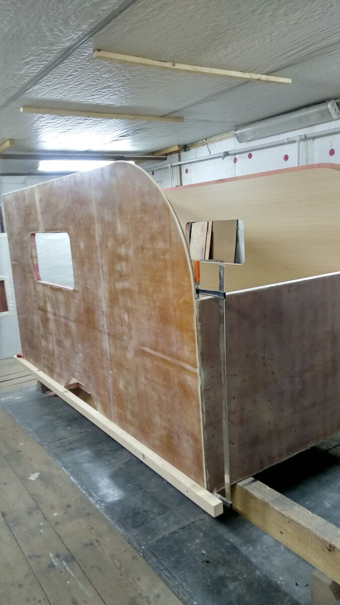 1. На пол ставим боковые стены и передок, стягиваем через клей и хорошие шурупы;