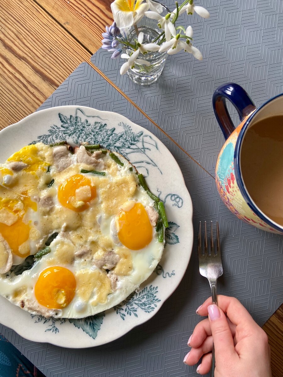 Яишница с курицей и фасолью. Кофе с миндальным молоком