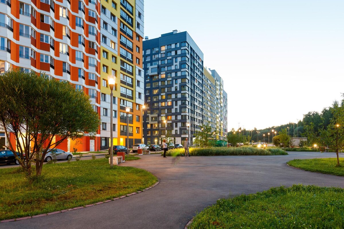 Летом вся территория Микрогорода «В лесу» утопает в зелени.