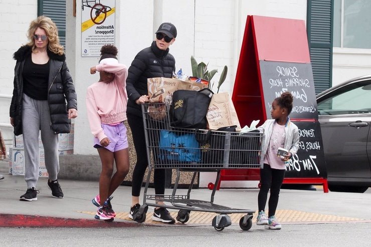 Мальчик закрывал лицо, прячась за локоть