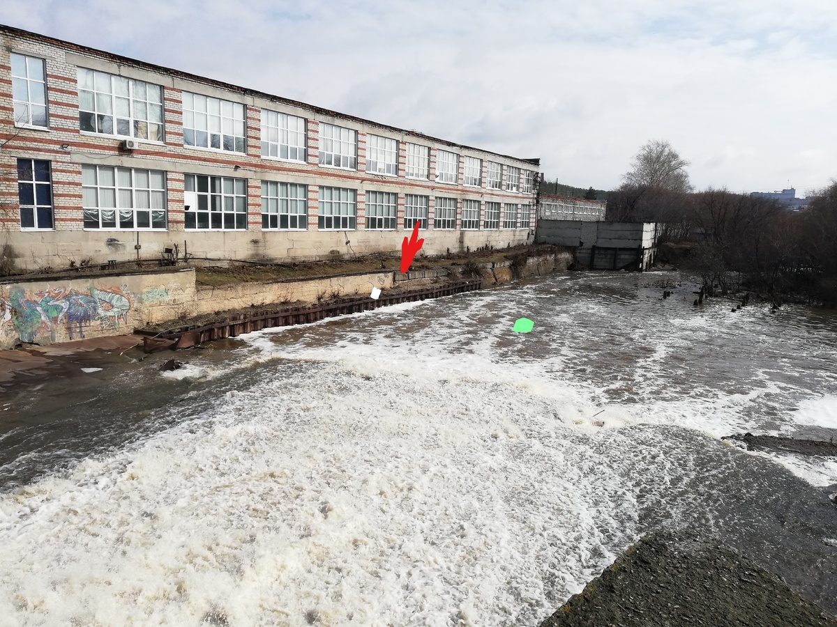 Белым цветом указано место, где были мы с другом, красной стрелкой указан металлический прут, зелёным цветом , где был парень.
