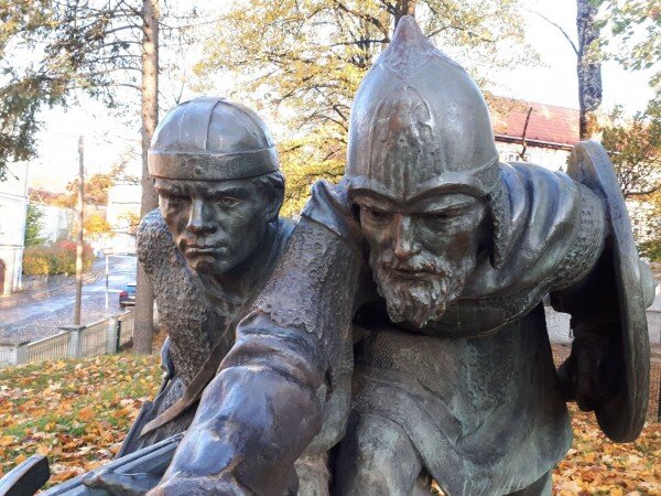 Памятник князю Вячко и эстонскому герою Маэлису - смелым борцам с тевтонской "заразой". Источник: https://yandex.ru/images