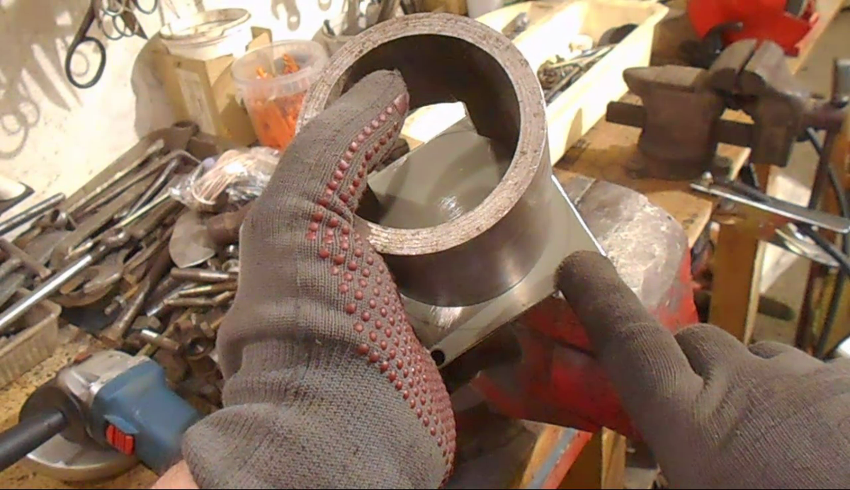 Приварим к трубе стальную пластину толщиной 3,2 мм так. как показано на фото. А лишние куски пластины отпилю болгаркой.