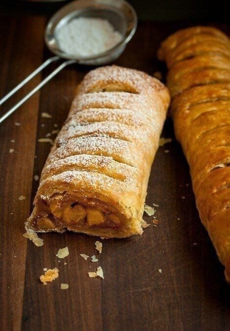 ●2 листа слоеного теста, разморозить до комнатной температуры                                                     ●2-3 больших яблока (желательно кислых)
●1/2 чайной ложки корицы
●2 столовых ложки сахара
●2 столовых ложки муки
●Полстакана рубленных орехов
●3 столовых ложки коричневого сахара
●2 столовых ложки обычного сахара
●2 столовых ложки панировочных сухарей
●1 яйцо + 1 чайная ложка воды, взбить, для смазки

Приготовление:

Духовку нагрейте до 190 градусов.
Очистите, выньте сердцевину и нарежьте яблоки. Выложите в миску и смешайте с корицей, коричневым и обычным сахаром, мукой. Оставьте на 20 минут, чтобы яблоки пустили сок. В отдельной миске смешайте орехи, 2 вида сахара и сухари. Раскатайте 1 лист теста, присыпьте ореховой смесью и сверху выложите яблочную. Закройте начинку, завернув края теста. Повторите со вторым листом и оставшейся начинкой.
Загните края рулетов. Выложите рулеты на противень, застеленный бумагой. Смажьте яичной смазкой. Сделайте продольные надрезы на каждом рулете.
Выпекайте при 190 градусах 40-45 минут до золотисто-коричневой корочки.