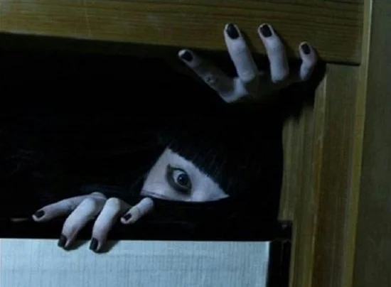 Девушка из щели 