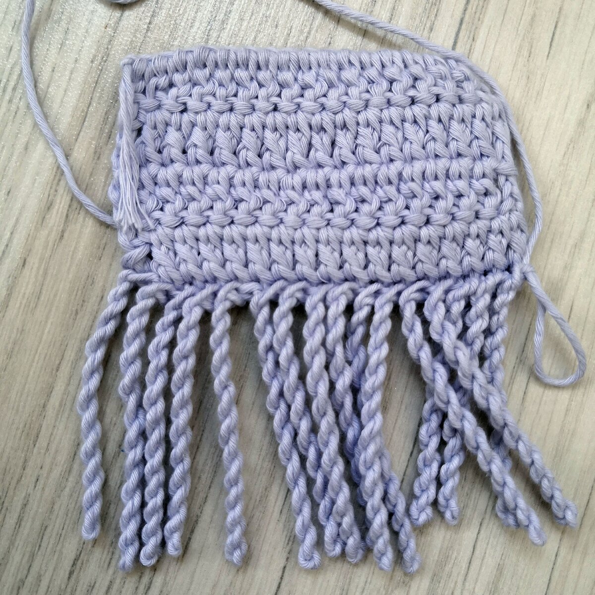 Бахрома вязаная. Бахрома из пряжи. Кайма с бахромой крючком. Бахрома крючком. Бахрома спицами.