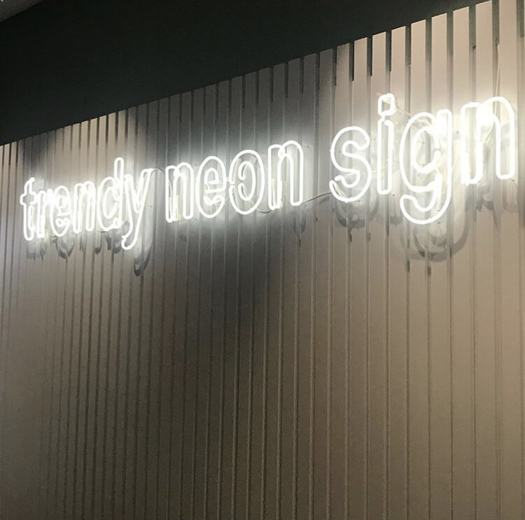 неоновая вывеска в гастро-баре Мы Дружим-неоновые вывески внутри ресторана-реально тренд!