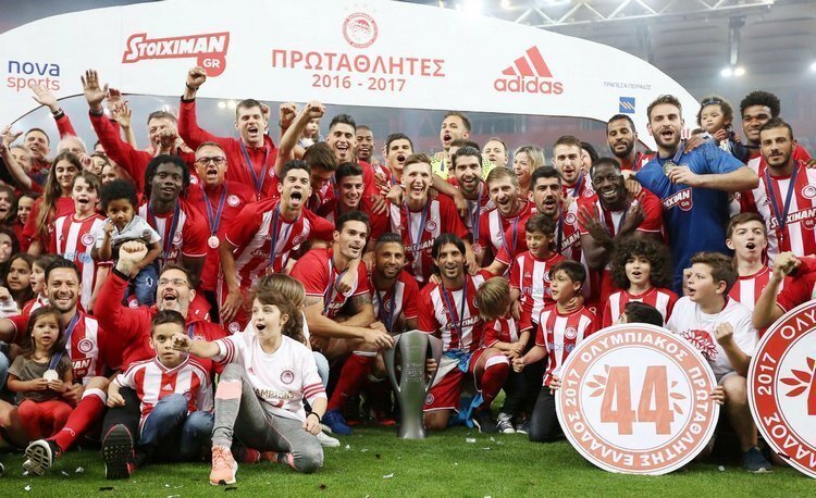 "Олимпиакос": греческая "Легенда" "Олимпиакос" был основан 10 марта 1925 года пятью братьями Адрианопулосами. Спустя пять лет "красно-белые" в первый раз выиграли чемпионат Греции, и вообще были доминирующей силой в местном футболе в 1930-х годах. Тогда-то и был заложен фундамент будущих славных побед. На стыке веков "Олимпиакос" был абсолютно лучшим греческим клубом, и продолжил коллекционировать титулы после 2000 года. Клуб, одно из прозвищ которого "Легенда", в общей сложности добыл 44 чемпионских титулов греческой Суперлиги. Это на 24 больше, чем у второй команды страны по этому показателю, "Панатинаикоса". "Олимпиакос" празднует 44-е чемпионство Помимо рекорда чемпионата Греции "красно-белые" являются рекордсменом и по числу побед в Кубке Греции. Этот турнир команда из Пирея выигрывала рекордных 27 раз. Итого получаем 71 выигранный трофей, к которым для округления добавим четыре выигрыша Суперкубка Греции. Выйдет славная коллекция из 75 титулов, что делает "Олимпиакос" одним из самым титулованных клубов мира. Не хватает, конечно, международных трофеев - однако и то, чего удалось достичь "Легенде", внушает уважение. Источник: https://www.footboom.com/foreign/newscommon/1587234762-top-10-samykh-titulovannykh-futbolnykh-klubov-mira-ot-urugvaya-do-yegipta.html