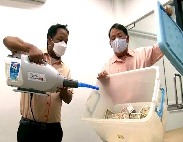 "Грязные деньги" - в прямом смысле слова