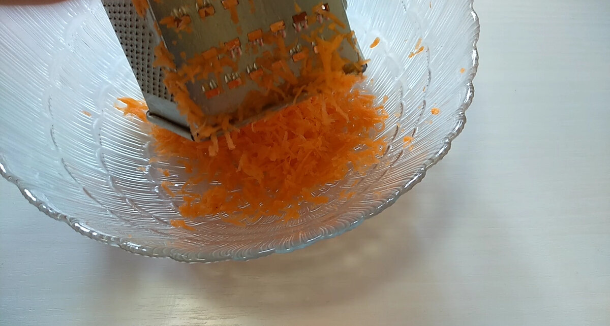 Так натёртая морковь в салате будет мягкой и нежной, придаст салату сочности.