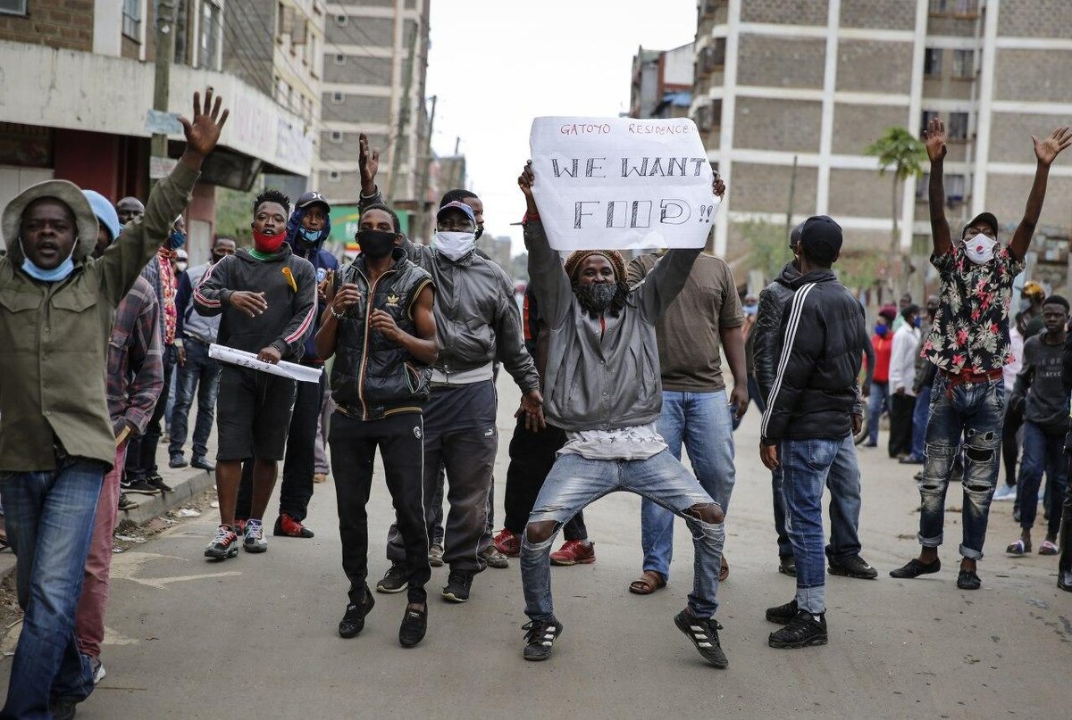 Фото дня: протестующие в столице Кении требуют правительство дать им еды и остановить карантин. 
AP/Brian Inganga