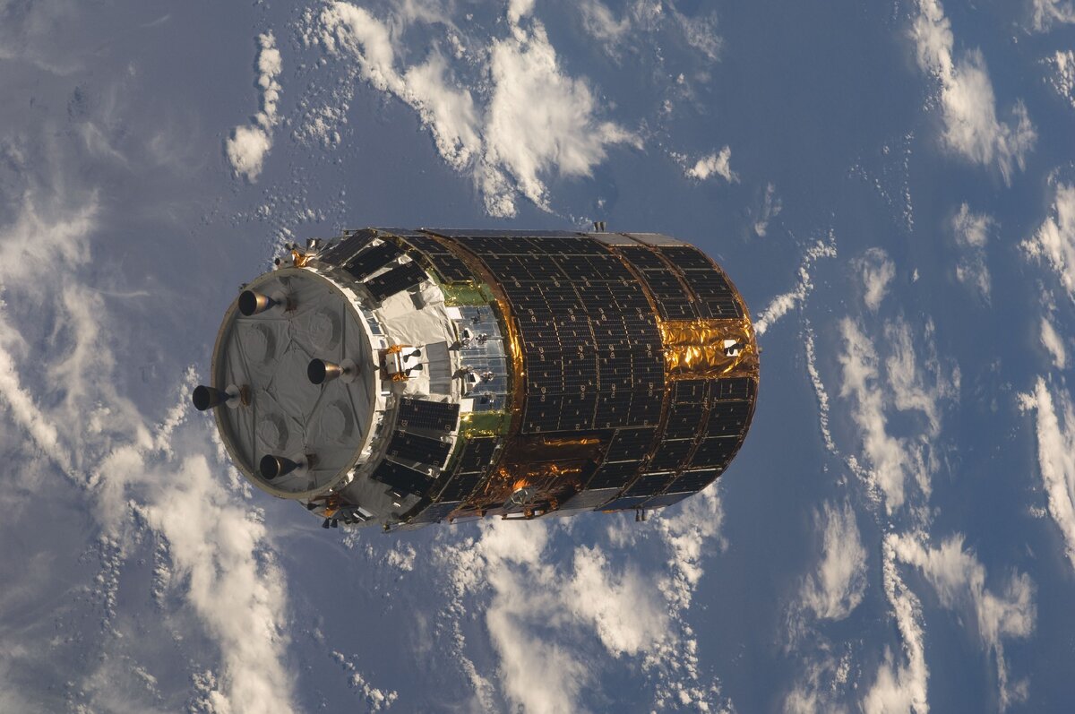 HTV возле МКС. Источник: NASA