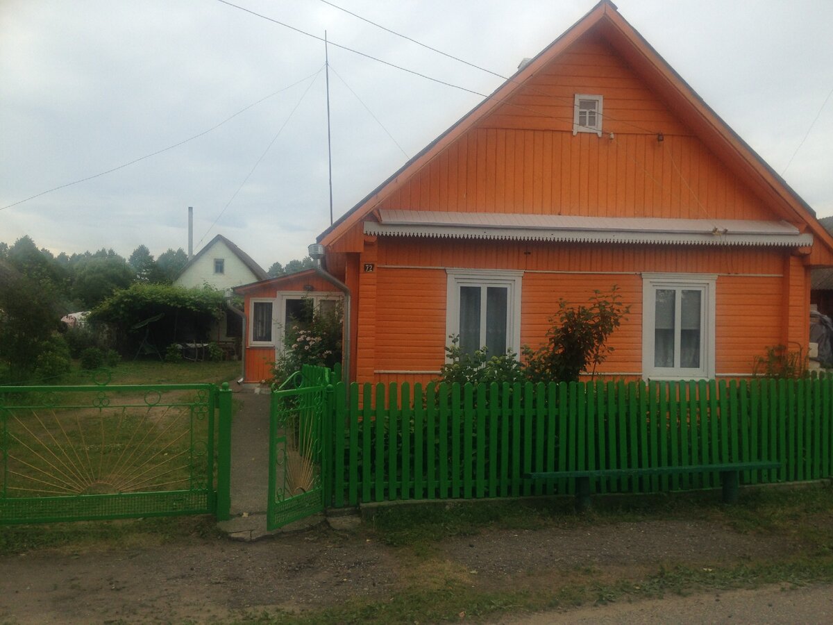 Деревенский дом моей бабушки. За домом – огород, за огородом – речка. Рай для души.