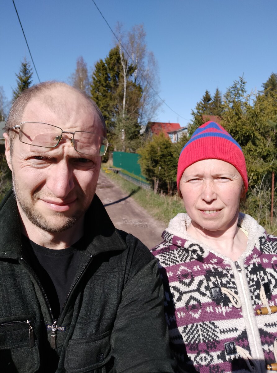 Мы с женой на прогулке. Прошли полпути. 