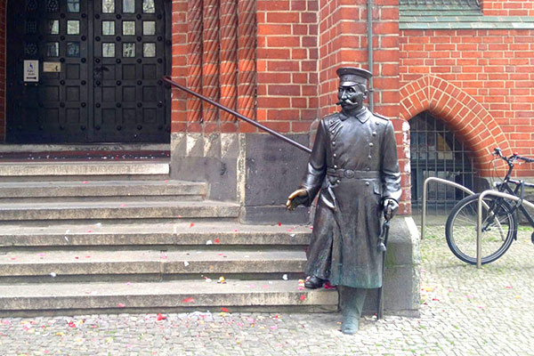 Бронзовая статуя Вильгельма Фойгта у ратуши Кёпеника, правообладатель unterwegsinberlin.de