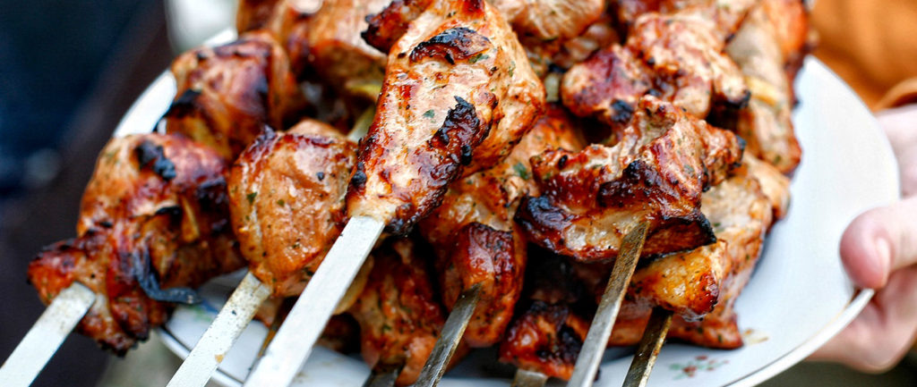 Мне кажется,что шашлык любят все и взрослые и дети.Особенно он вкусен  при правильном маринаде и приготовленный на мангале .Рецептов маринада множество,готовят кто во что горазд,как говорится.Маринуют и в кефире и в майонезе и в кетчупе,льют лимон и минералку.Я считаю,что это шашлыку не нужно.Просто нужно выбрать хорошее мясо и минимум приправ,чтобы не забить вкус самого мяса.