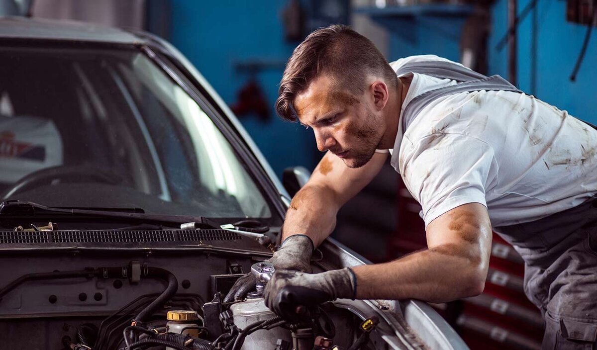 автомастерская. мастер по ремонту автомобилей. как чинить за автомеханика. парень автомеханик. автомеханик.