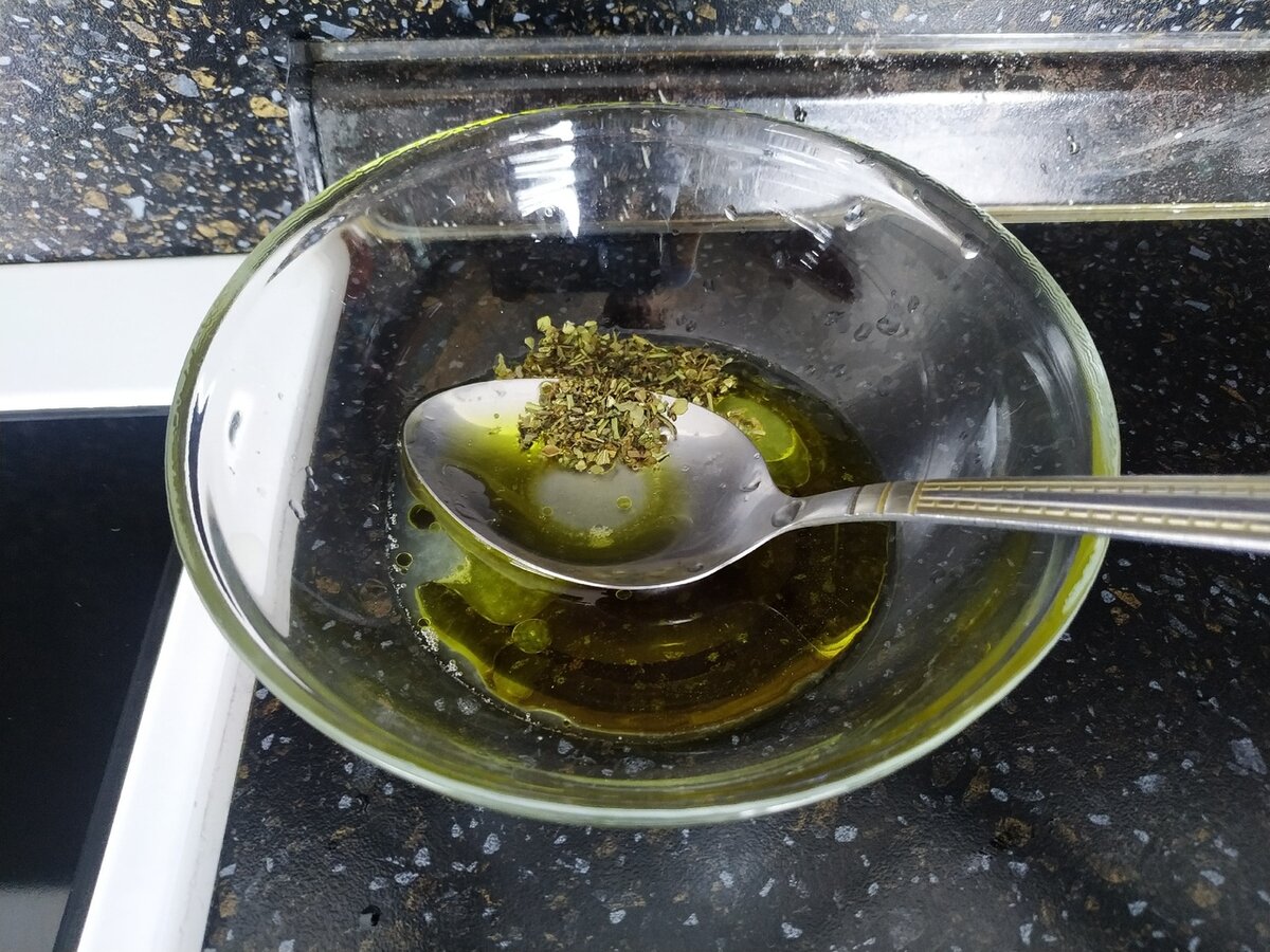 Готовим заправку. Выдавить из лимона сок, добавить оливковое масло и прованские травы - перемешать.