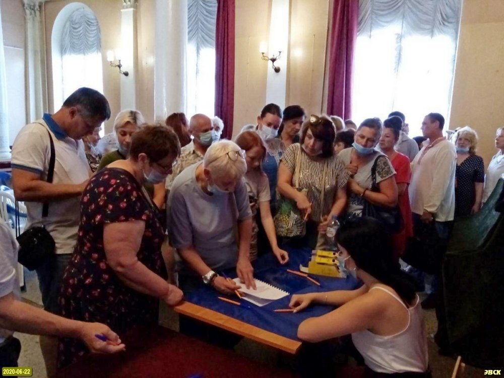 Жители пришли на обсуждения выступить против строительства порта "Виктория" на последнем пляже Шесхариса