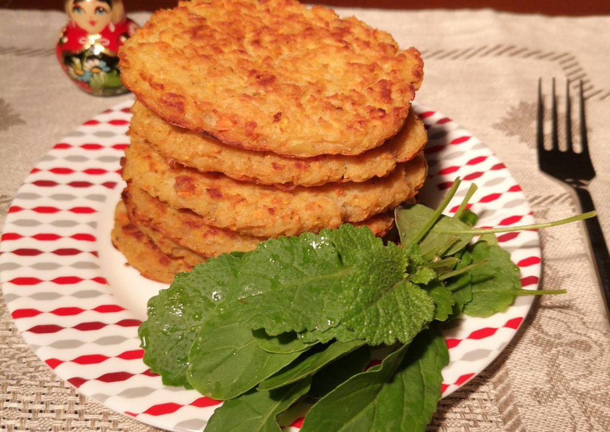 Башенки из печёночных оладий с морковью и луком: оригинальный рецепт - Лайфхакер