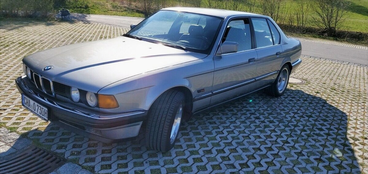 Машина предназначалась для людей, которые не просто могли ездить на заднем сиденье, но при необходимости водить. 