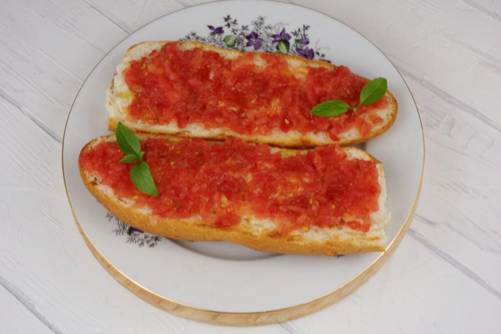 Хлеб с помидором (Pan con tomate) - традиционный испанский завтрак