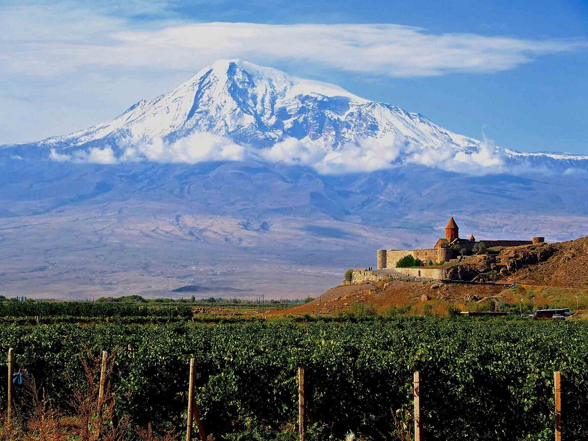 Фото взято с https://naafone.ru/palomnicheskie-poezdki-i-tury-v-armeniyu/khristianskaya-armeniya/
