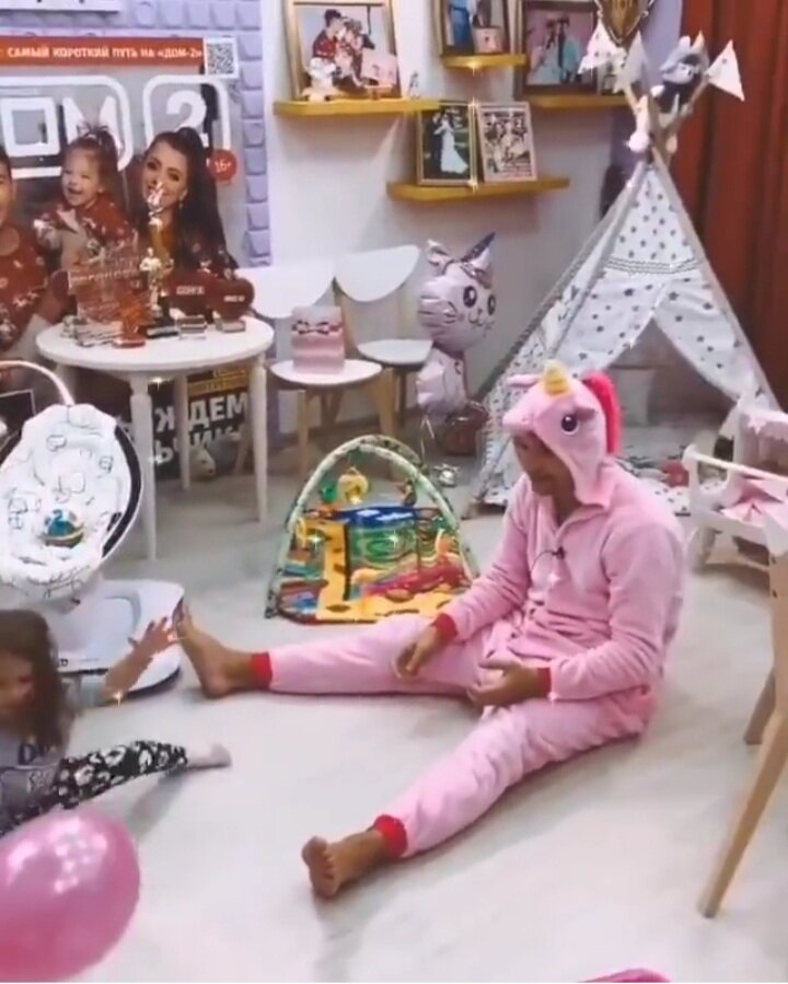 Фото из соц.сетей. Дима играет с дочей.