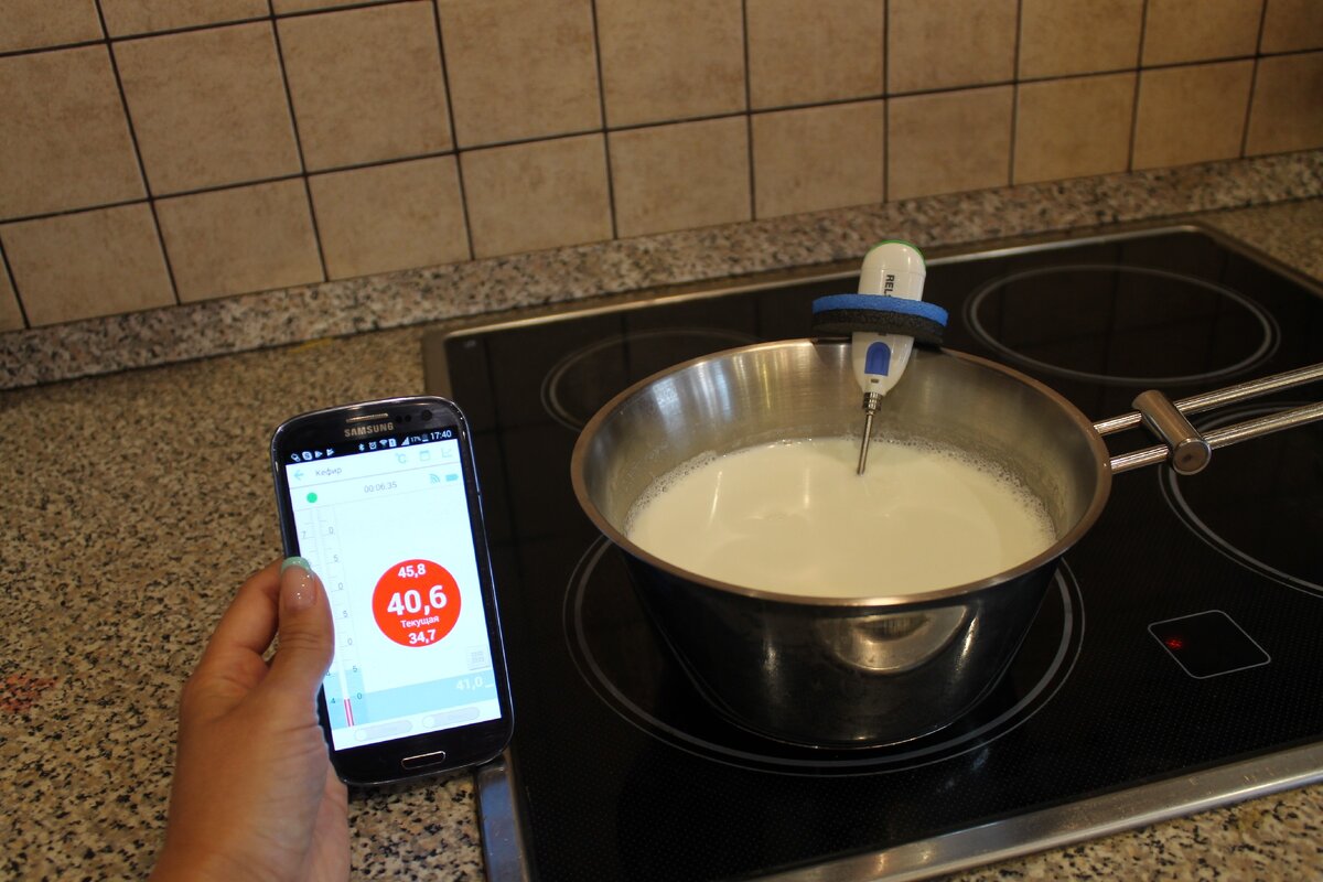 Термометр RELSIB WT51 при приготовлении кефира