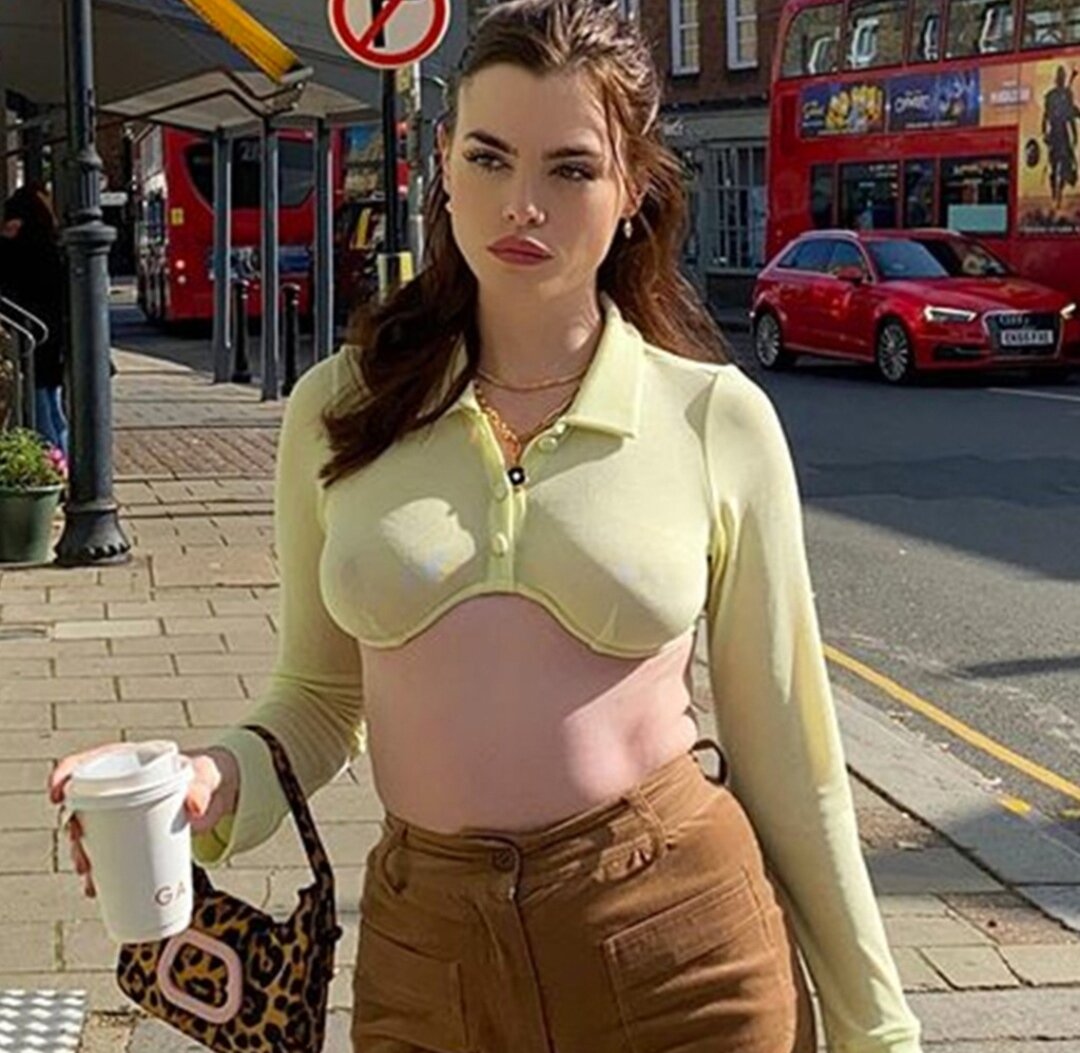 Британская модель Чарли Ховард (Charli Howard) прошлась по улицам Лондона в откровенном наряде, в результате чего столкнулась с критикой в сети. Соответствующая серия снимков появилась в ее Instagram-аккаунте.