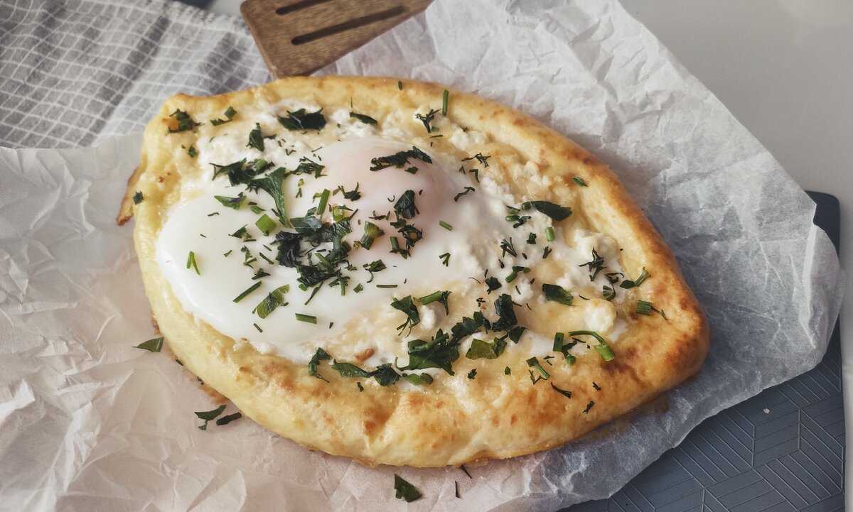 Получится очень вкусно, если в наших лодочках
сделать сырные бортики