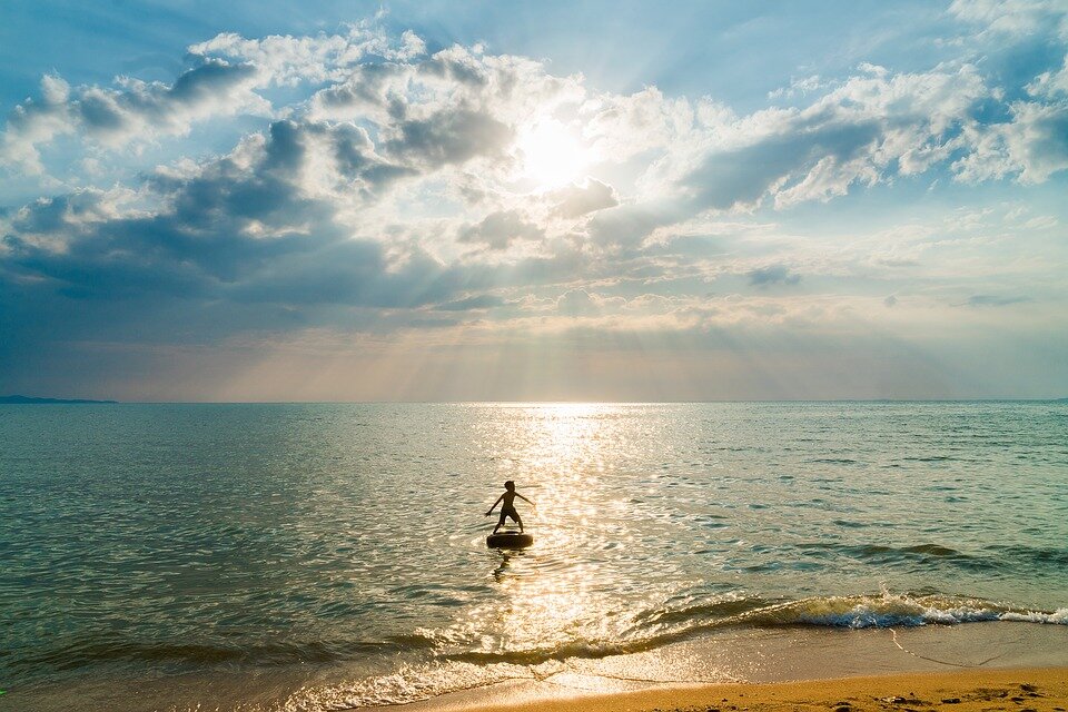 https://cdn.pixabay.com/photo/2017/02/26/12/32/boy-2100121_960_720.jpg