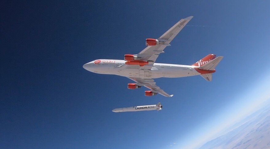 Фото момента отстрела ракеты LauncherOne от самолета Boeing 747-400 "Cosmic Girl".