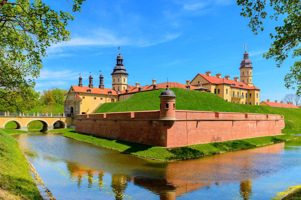 Мирский замок, беларусь, городской посёлок мир. Мирский замок 1395. Замок несвиж в белоруссии. Тур в белоруссию из петербурга. Тур в белоруссию из петербурга.
