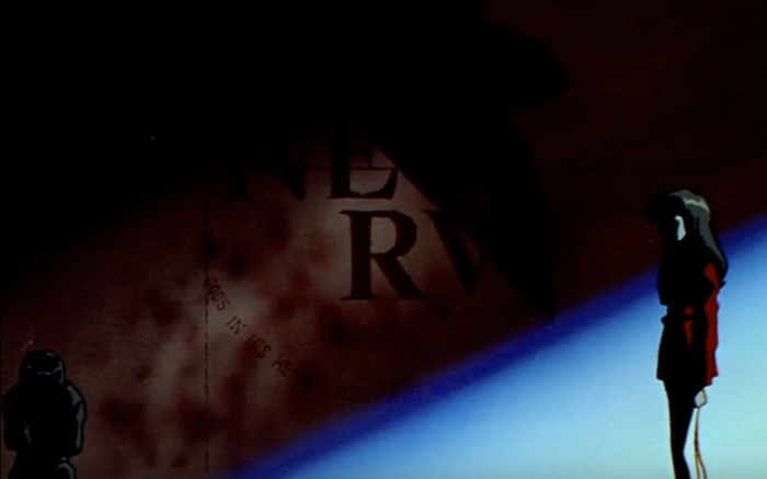 Двое людей разговаривают в полумраке.