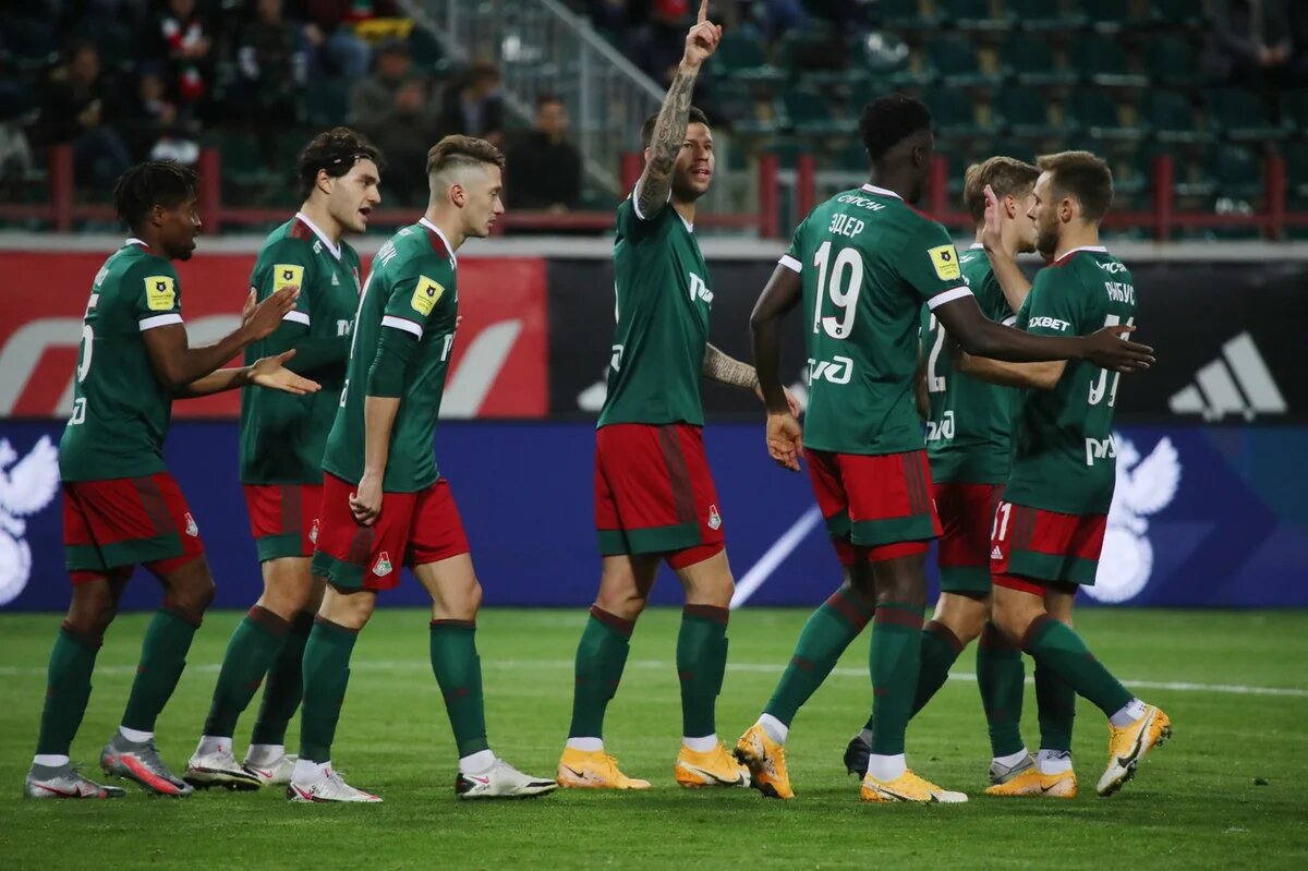 Футбольный клуб Локомотив в матче Лиги Чемпионов против Баварии из Мюнхена