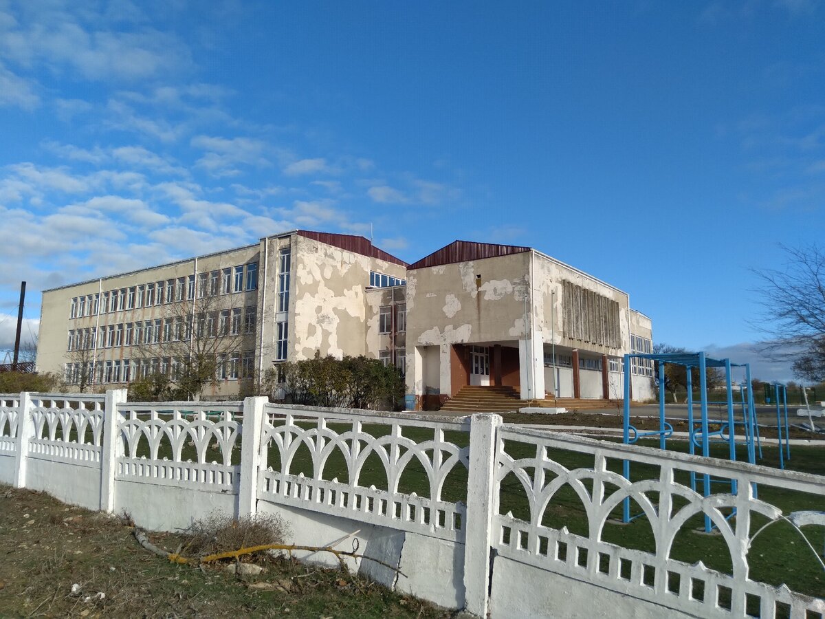 Школа на 624 ученика и детский сад на 120 мест.