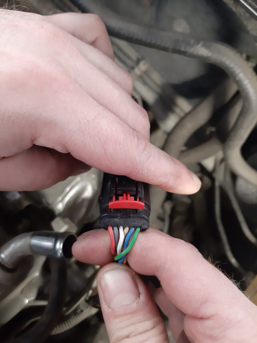 Начну с того, что мой автомобиль Лада Веста 1.8 мт, был с пробегом 20 тыс. км, при движении 70 км/ч на приборной панели выскочила ошибка abs и чек (р2105), машина перестала реагировать на газ (хорошо что на дороге я был один) и добравшись еле еле до дома, посмотрел что за ошибка р2105 я разочаровался... Ошибка была в дроссельной заслонке, первое что сделал- почистил дроссель(который был чистый) ничего не исправилось, вернее через неделю она возникла опять.... Решили поджать контакты.... но не помогло... А дальше было интереснее..