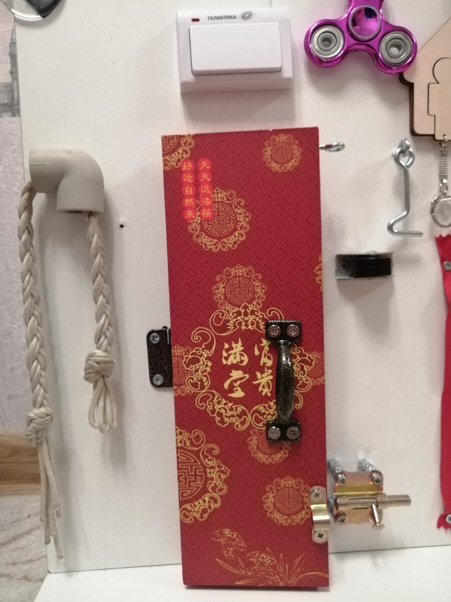 Дверной звонок, "секрет"  за дверкой с двумя замочками, крутилка-спинер и мебельное колесико