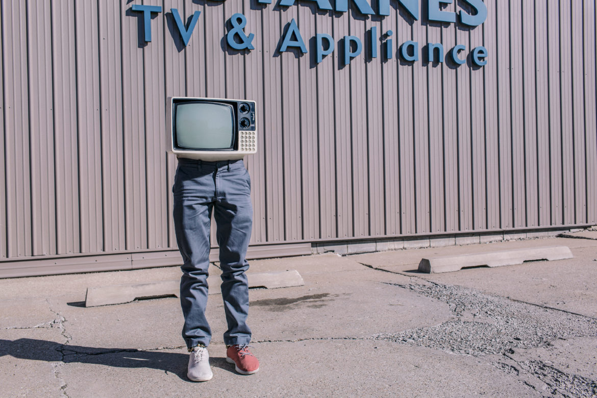 Стоит ли превращаться в это? Или мы уже превратились? фото из https://gratisography.com/photo/television-man/